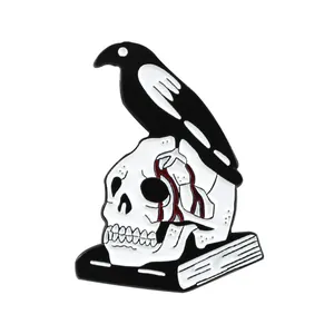 Punk Gothic Emaille Brosche mit Rabe auf Totenkopf und Buch für Kleidungsdekoration