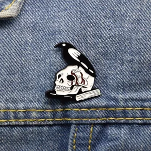 Punk Gothic Rabe Auf Totenkopf Emaille Brosche Pin Für Kleidung Rucksack Halloween Party Unisex Schmuck Geschenk Legierung