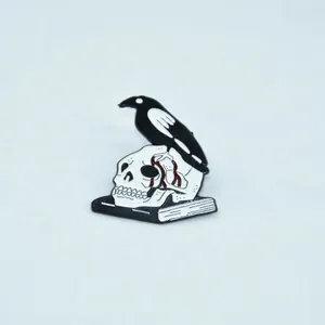 Punk Rabe sitzt auf weißem Totenkopf über schwarzem Buch Emaille Brosche Pin