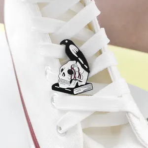 Punk-Rabe auf Totenkopf Emaille-Pin an weißen Leinenschuhen für kantigen Stil