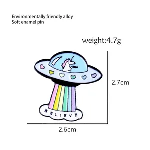 Emaille-Anstecknadel mit Einhorn-UFO Regenbogenstrahl und Believe-Schriftzug