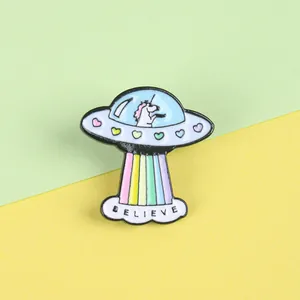 Cartoon Einhorn UFO Emaille Brosche Pin Mit Regenbogenstrahl Believe Motto Abzeichen Für Kleidung Taschen Jacke Schmuck