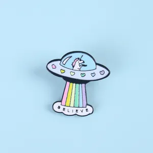Regenbogenstrahl Einhorn Raumschiff Emaille-Pin mit Believe-Schriftzug in Blau