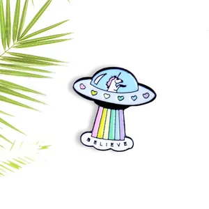 Pastellfarbene Einhorn-UFO-Emaille-Anstecknadel mit Regenbogenstrahl und Schriftzug