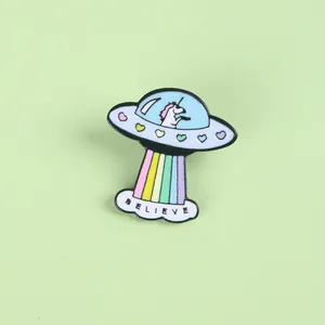 Detail der Einhorn UFO Emaille-Brosche mit Regenbogenstrahl und Believe-Schriftzug