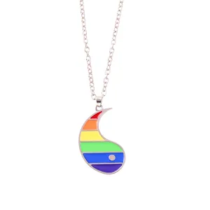 Dettaglio del ciondolo tai chi arcobaleno con catena in argento lucido