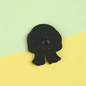 Dos de broche en émail noir avec fermoir papillon et texture métallique antidérapante