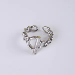 Anillo de cadena plateado con hebilla OT de diamantes y eslabones gruesos