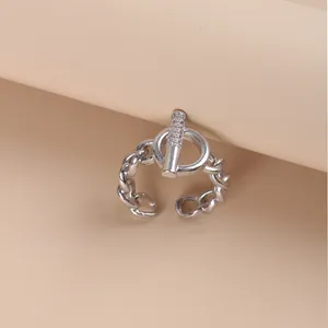 Anillo de cadena plateado minimalista con detalle de cierre OT de diamantes de imitación
