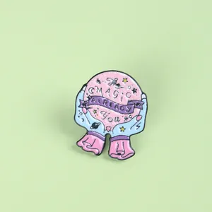 Détail du pin's émaillé boule de cristal magique avec inscription et paillettes