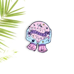 Vue détaillée du pin's émaillé boule de cristal avec paillettes et message magique