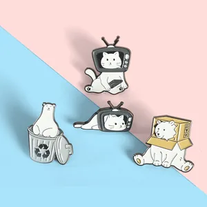 Set de pines de esmalte con osos polares y gatos blancos en televisores retro