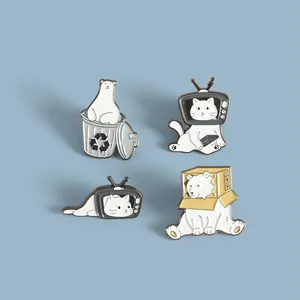 Set detallado de cuatro pines creativos de esmalte de gato y oso polar en fondo azul