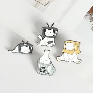 Detalle de cuatro pines de esmalte con gatos de TV y osos polares en cajas y contenedores