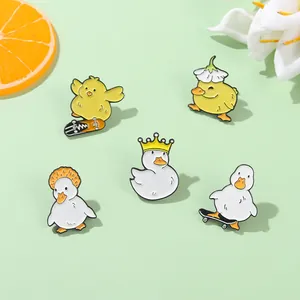 Lot de 5 broches en émail canard de dessin animé avec motifs skateboard et couronne
