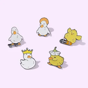 Collection détaillée de cinq épingles en émail de canards mignons avec couronnes