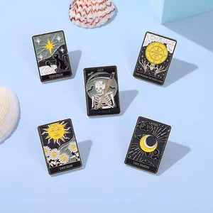 Set de cinq pins en émail tarot punk avec motifs soleil, lune et étoiles en or et noir