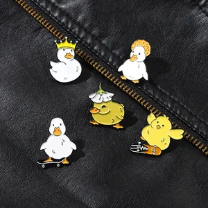 Détail de pin's en émail avec motifs de canards sur une veste en cuir noir