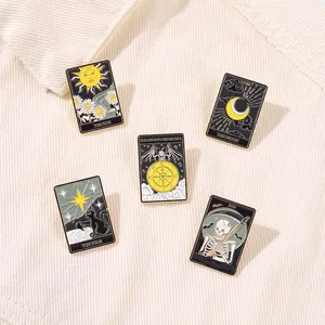 Set aus fünf Tarot-Emaille-Pins inklusive Sonne und Mond auf cremefarbenem Cordstoff
