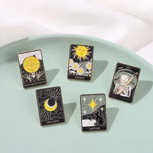 Detailansicht von fünf Tarot-Emaille-Pins in einer Keramikschale, Gold-Schwarz-Finish