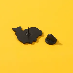 Broche pieuvre en alliage dessin animé avec fermoir en caoutchouc noir sur fond jaune