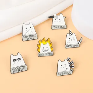 Ensemble de pin's humoristiques chat en émail avec citations sur fond de soie blanche