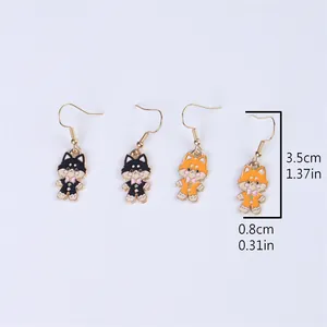 Orecchini a goccia Shiba Inu con ganci dorati e dimensioni di 3,5 cm per 0,8 cm totali