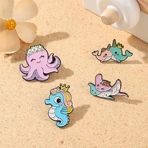 Détail de quatre épinglettes émaillées d'animaux marins, dont pieuvre et hippocampe