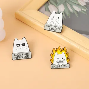 Lot détaillé de trois épinglettes en émail chat cartoon avec des phrases amusantes