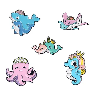 Détails de broches en émail coloré avec des motifs d'animaux marins comme l'hippocampe