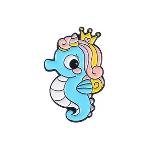 Détail de la broche hippocampe princesse en émail bleu avec couronne et cœur