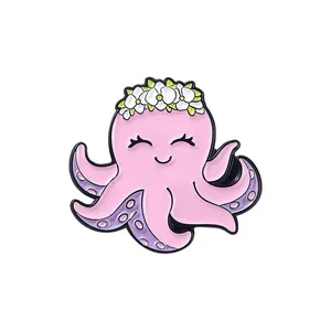 Détail du pin's en émail poulpe rose avec couronne de fleurs et ventouses violettes