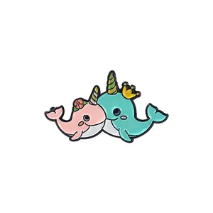 Détails des jolies broches narval en émail aux motifs de dessins animés rose et turquoise