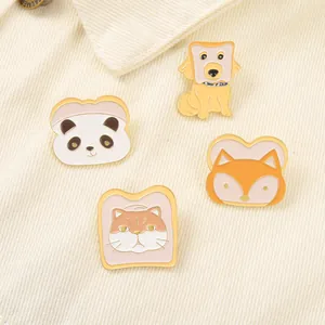Lot de quatre broches émaillées animaux en forme de toast avec panda chien renard et chat
