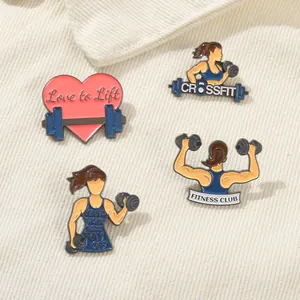 Détail de quatre épinglettes de fitness en émail avec kettlebells et slogans motivants