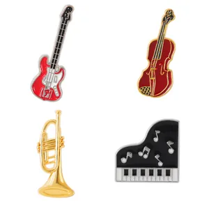 Set di spille vintage in smalto con forme di chitarra, violino, pianoforte e tromba