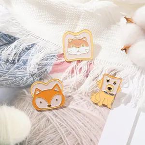 Trois pin's émaillés mignons avec des motifs toast chat et chien sur tricot doux