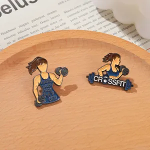 Détail des broches en émail sur le fitness avec haltères et citations CrossFit motivantes