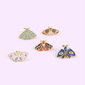 Détails de broches émaillées papillon aux motifs mystiques avec lune et étoiles