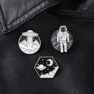 Juego de tres pines de esmalte de astronauta minimalistas en chaqueta de cuero negro