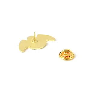Detailansicht der Rückseite der goldfarbenen Fledermaus-Brosche mit Schmetterlingsverschluss