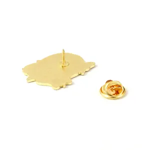 Vista trasera de pin de anime dorado en aleación con cierre de mariposa y pasador