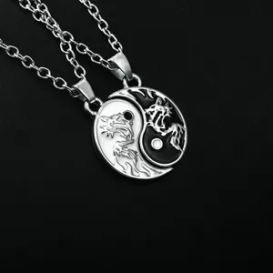 Dettaglio delle collane Yin Yang con rilievo di drago e catenine argentate sottili