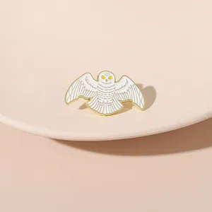 Exquisite weiße Emaille Eulen Brosche mit Vergoldung und ausgebreiteten Flügeln