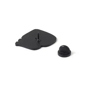 Vue arrière de la broche tête de mort avec épingle en émail noir et fermoir en caoutchouc