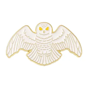 Exquisite weiße Eulen-Emaille-Brosche mit Goldrand und gelben Augen in Flugpose