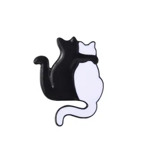 Insigne en émail de dessin animé avec deux chats noir et blanc s'enlaçant avec soin