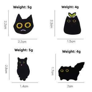 Set mit vier süßen schwarzen Katzen-Emaille-Pins mit Gewichts- und Maßangaben pro Stil
