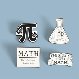Gedetailleerde set van vier wetenschap en wiskunde emaille speldjes met Pi en lab thema