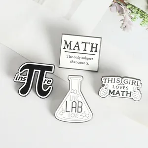 Detailopname van vier emaille speldjes met wiskunde- en wetenschapsthema en pi-symbolen
